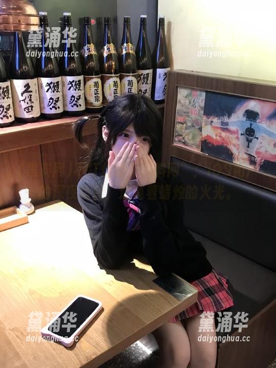 黑料网 不打烊的“黑料网”:iOS用户的深夜福音,追随着蜡烛的火光。